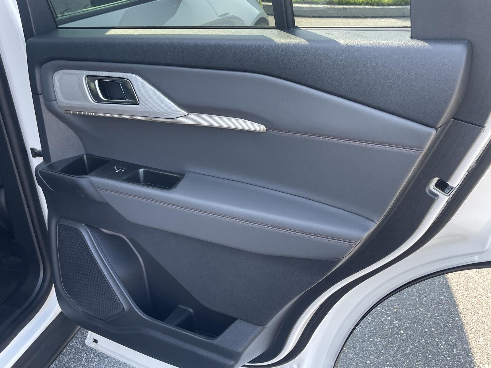 2025 Ford Explorer photo 16