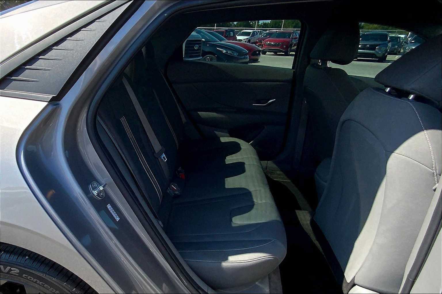 2023 Hyundai Elantra SEL photo 18