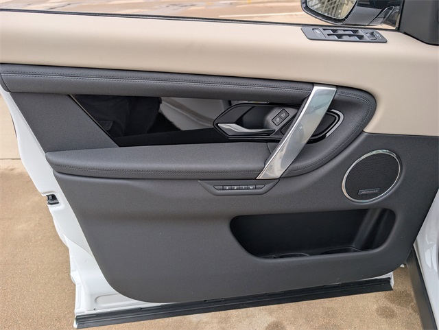 2025 Land Rover Discovery Sport S photo 9
