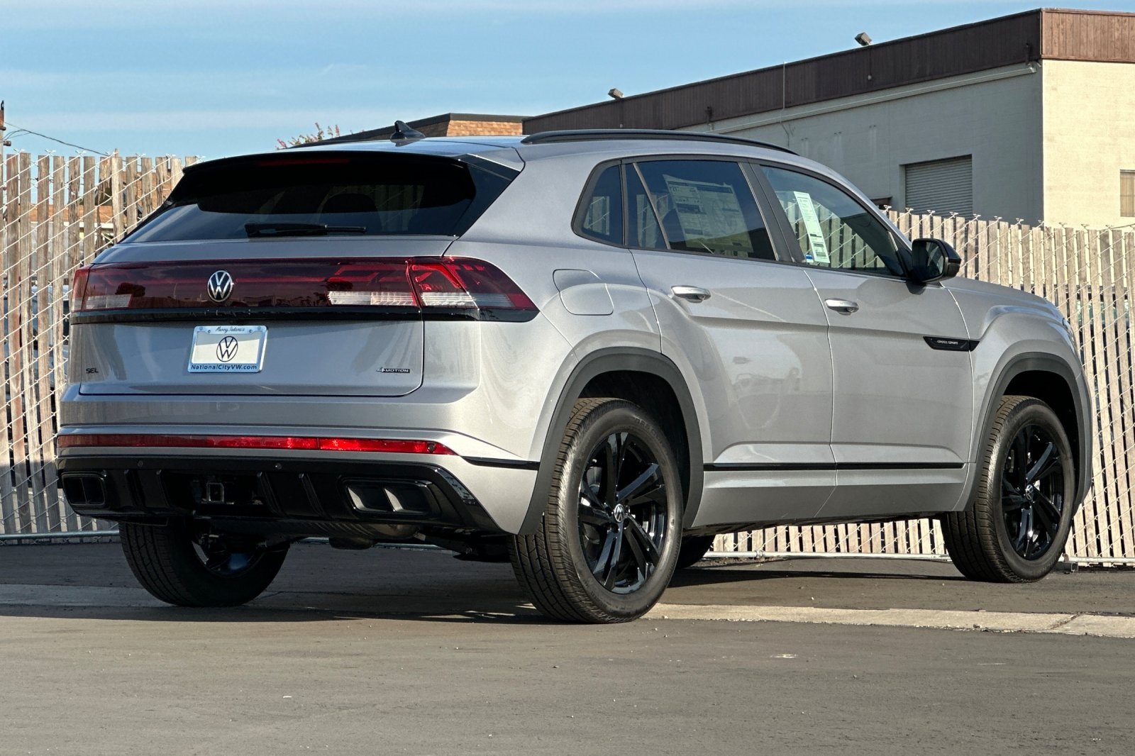 2025 Volkswagen Atlas Cross Sport SEL R-Line photo 5