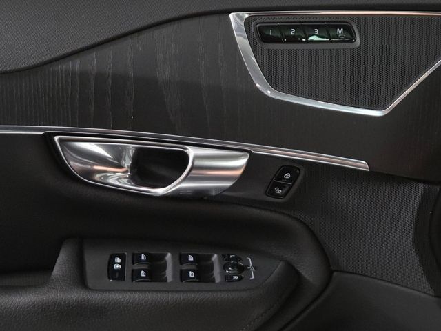 2020 Volvo XC90 T6 Momentum photo 25