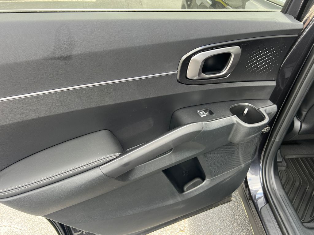 2025 Kia Sorento S photo 13