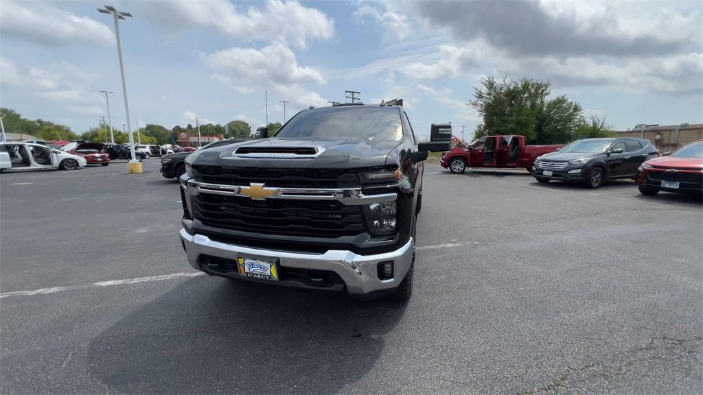 2025 Chevrolet Silverado 3500HD LT photo 3