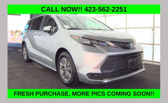2024 Toyota Sienna LE's photo