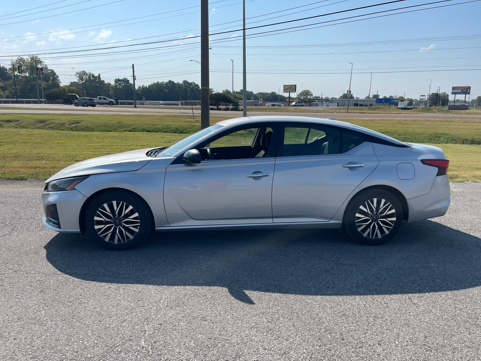 2024 Nissan Altima 2.5 SV photo 2
