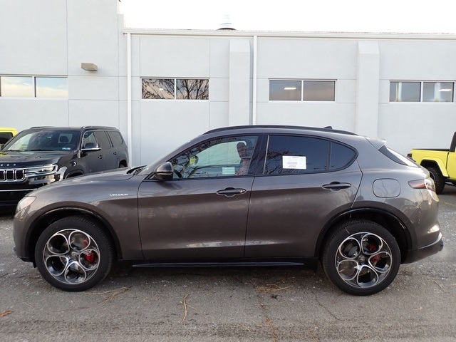 2025 Alfa Romeo Stelvio Sprint Base photo 2