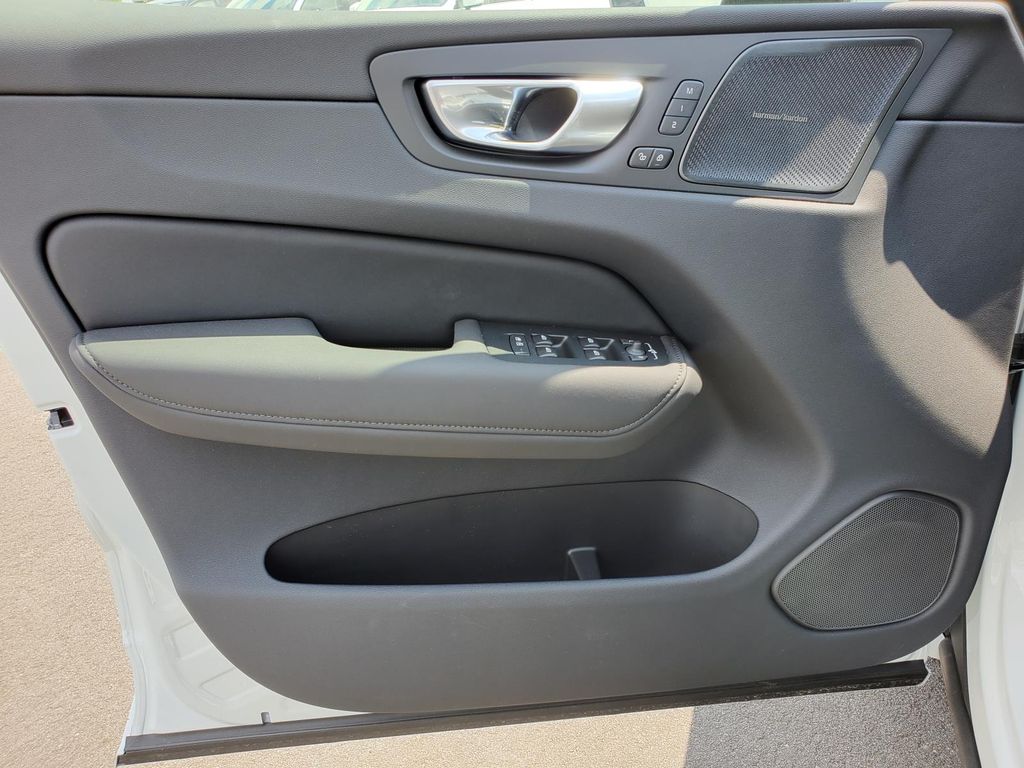 2026 Volvo XC60 B5 Plus photo 3
