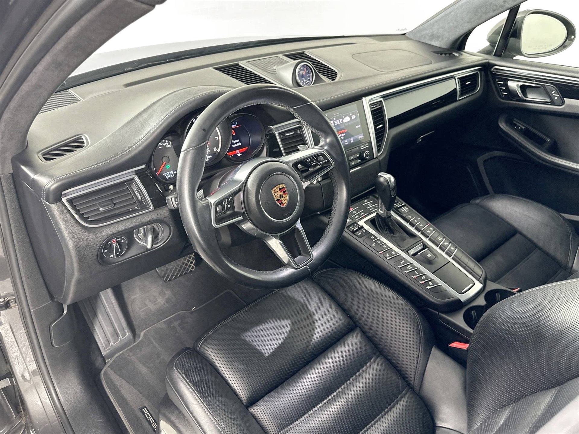 2018 Porsche Macan Turbo photo 4