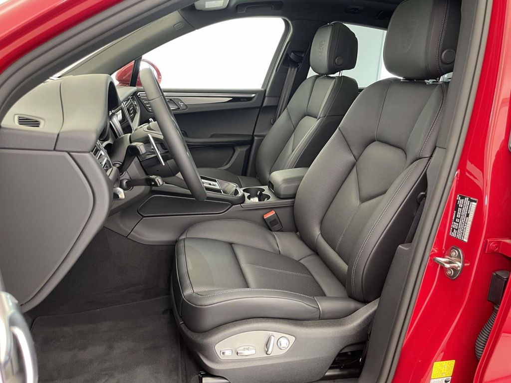 2025 Porsche Macan Base photo 5