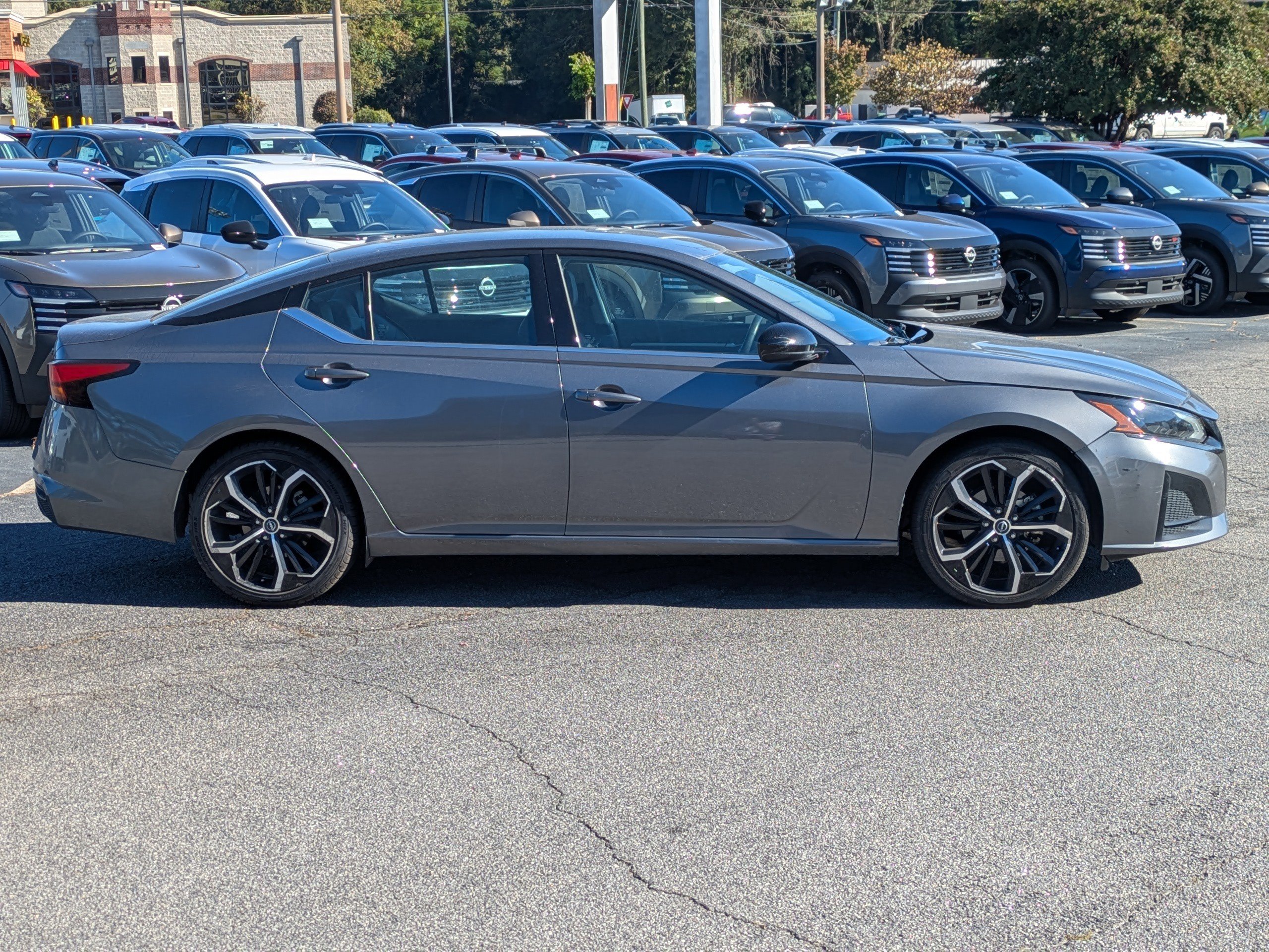 2024 Nissan Altima 2.5 SR photo 2