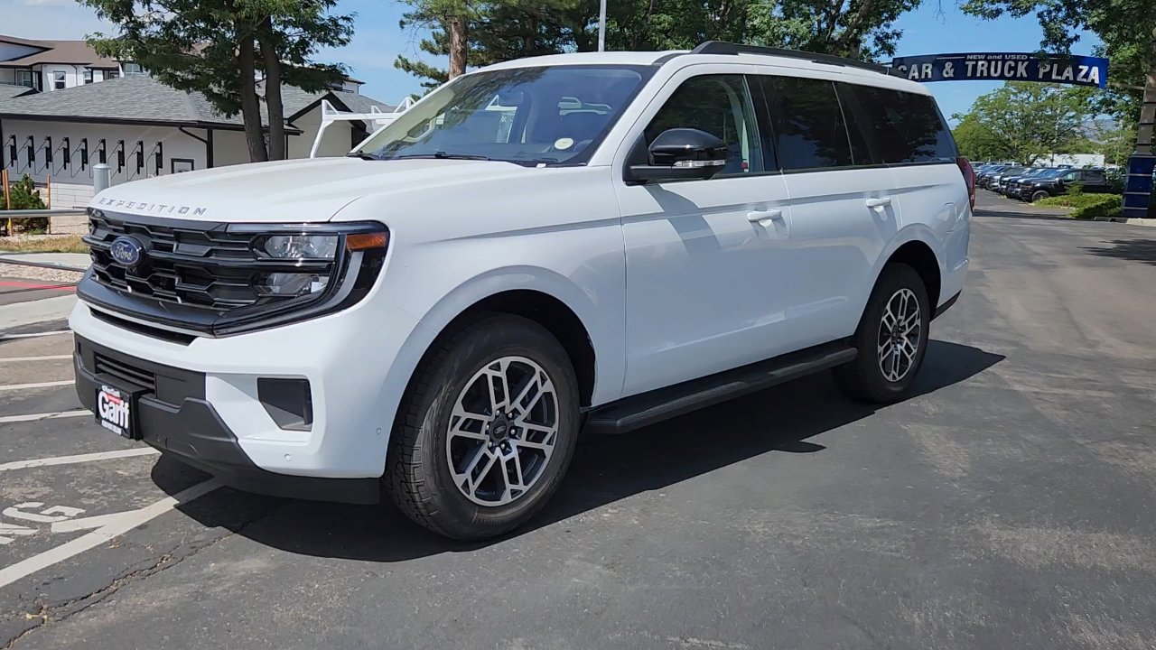 2025 Ford Expedition photo 2