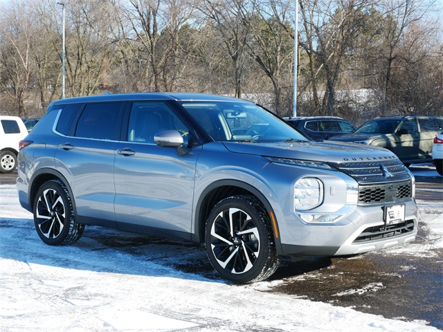 2023 Mitsubishi Outlander SE's photo