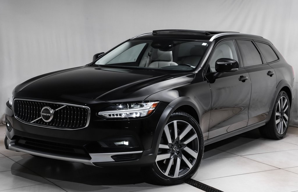 2022 Volvo V90 Cross Country Base's photo