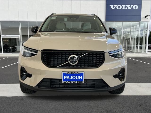 2025 Volvo XC40 photo 2