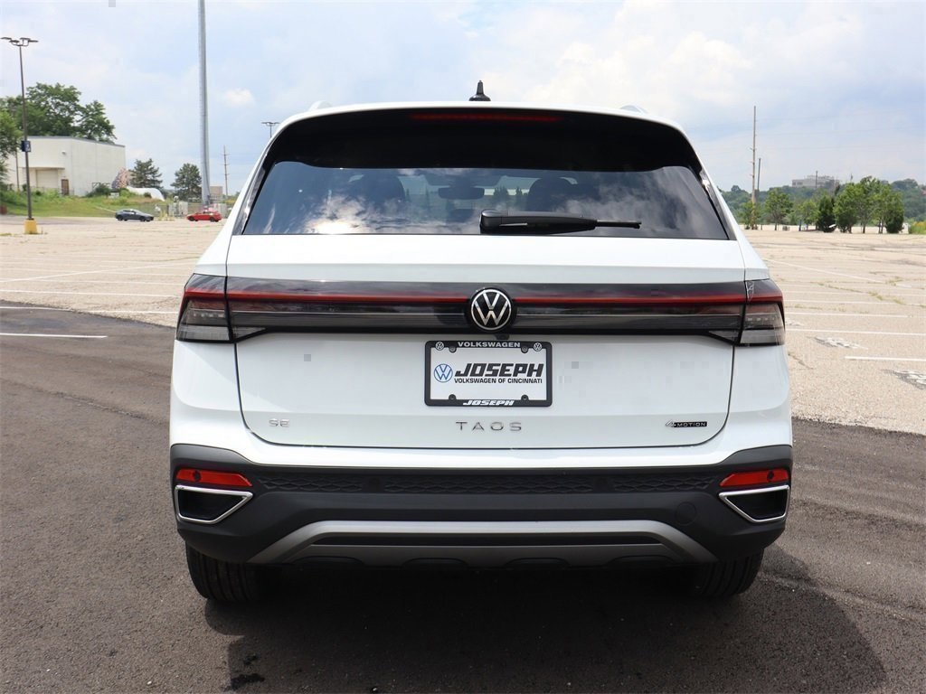 2025 Volkswagen Taos SE photo 3