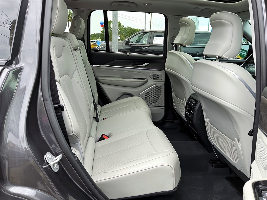2023 Jeep Grand Cherokee Overland photo 13