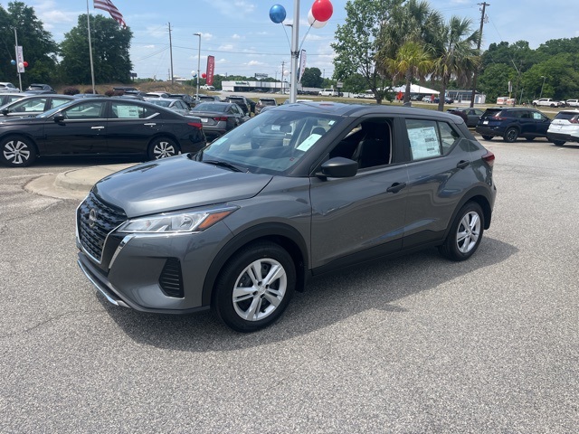 2025 Nissan Kicks Play S photo 2