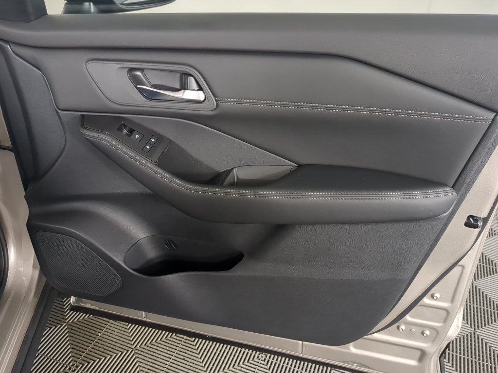 2026 Nissan Rogue SV photo 18