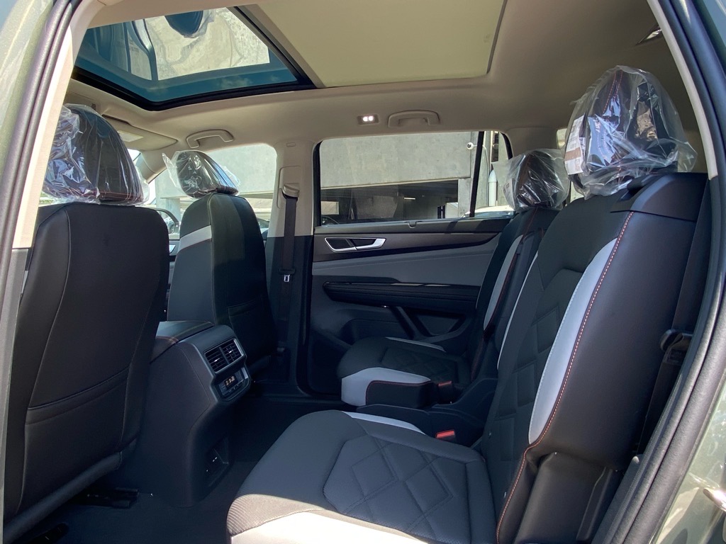 2025 Volkswagen Atlas Peak Edition SE photo 10