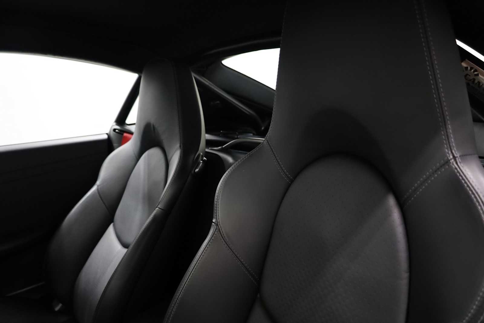 2012 Porsche Cayman R photo 16