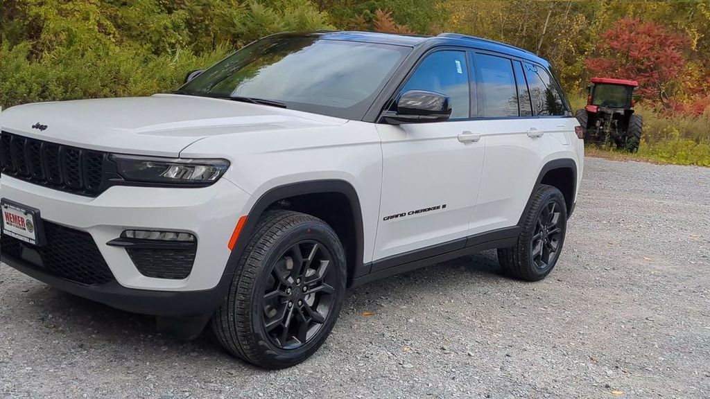 2025 Jeep Grand Cherokee Limited photo 3