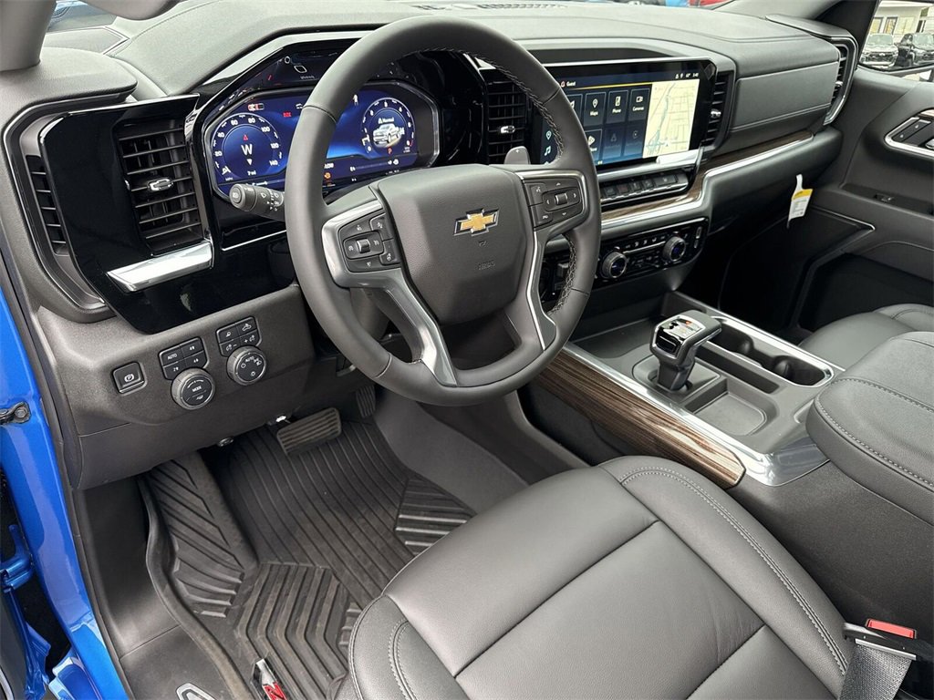 2025 Chevrolet Silverado 1500 LT photo 2