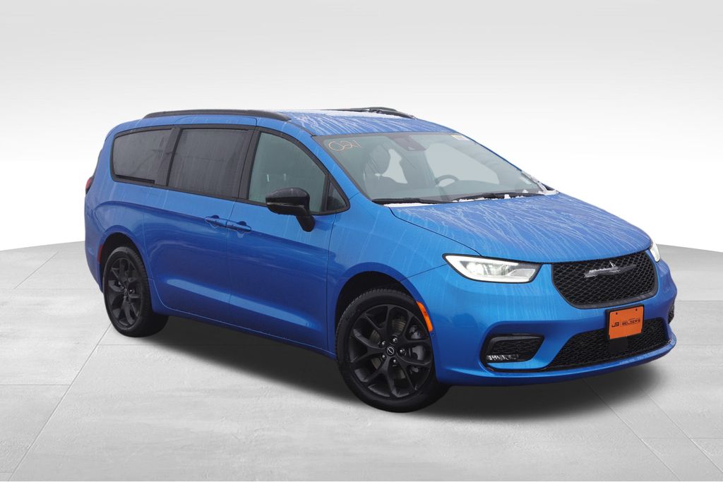 2026 Chrysler Pacifica Select's photo