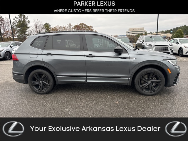 2024 Volkswagen Tiguan SE R-LINE BLACK's photo