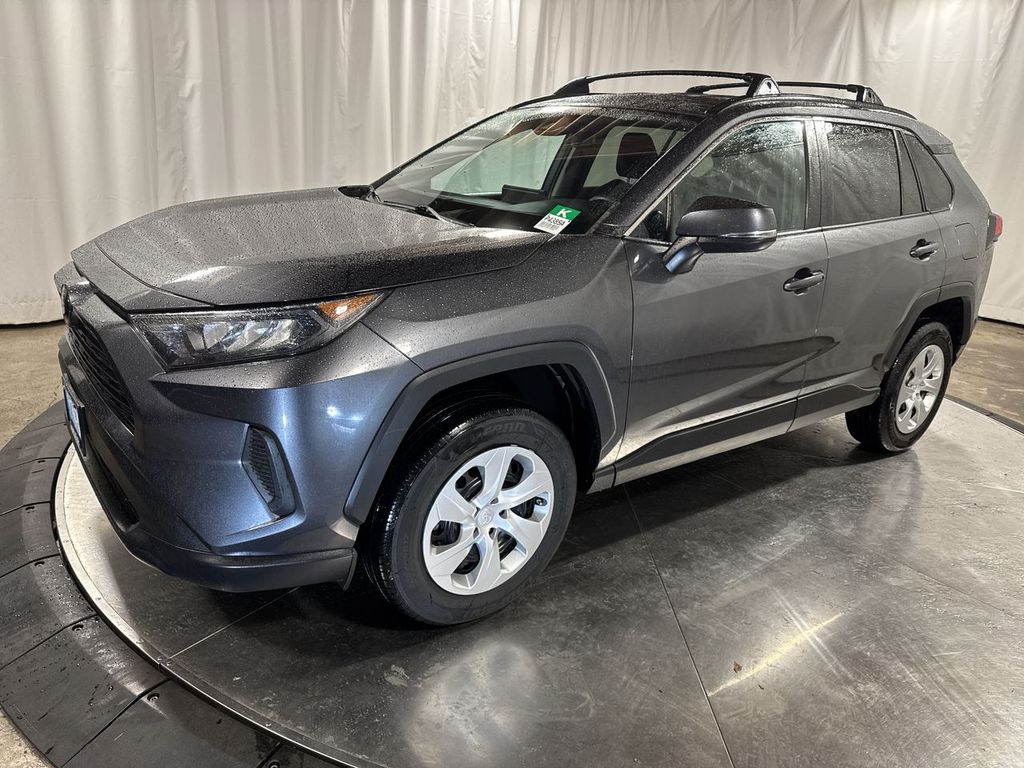 2021 Toyota RAV4 LE's photo