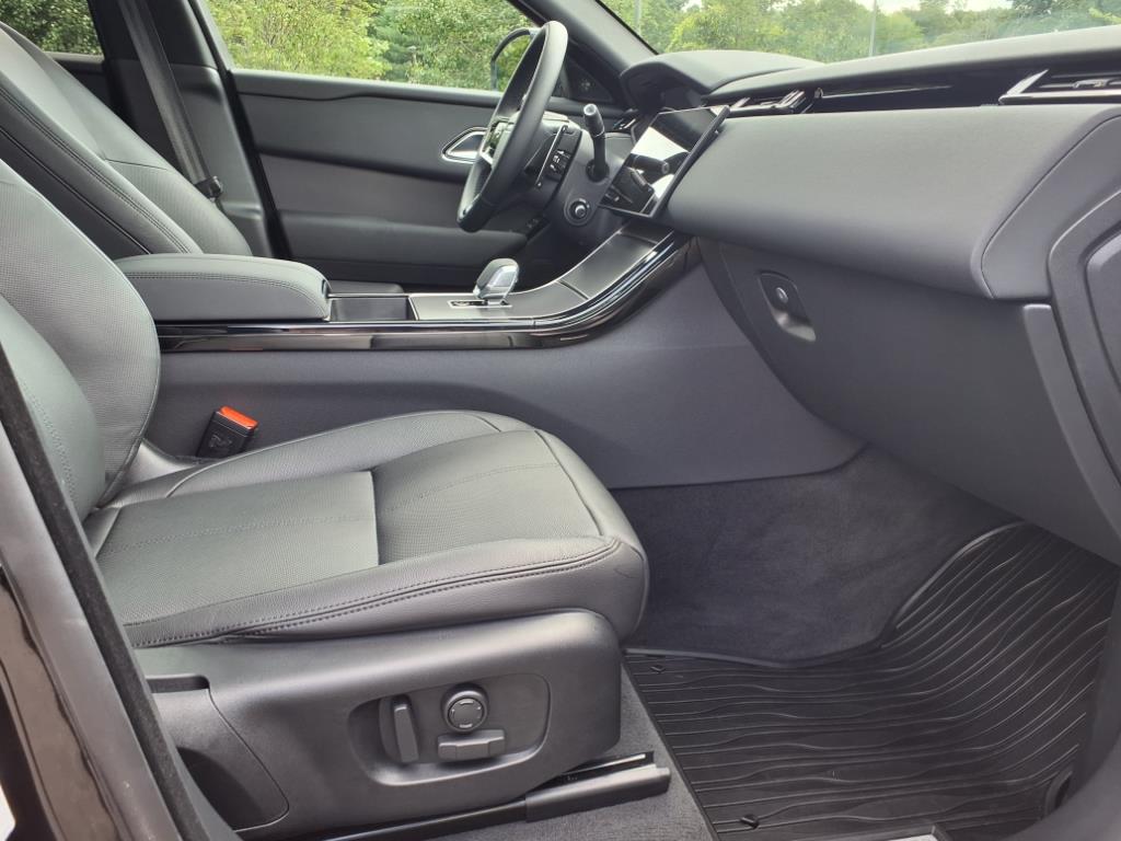 2025 Land Rover Range Rover Velar SE photo 3