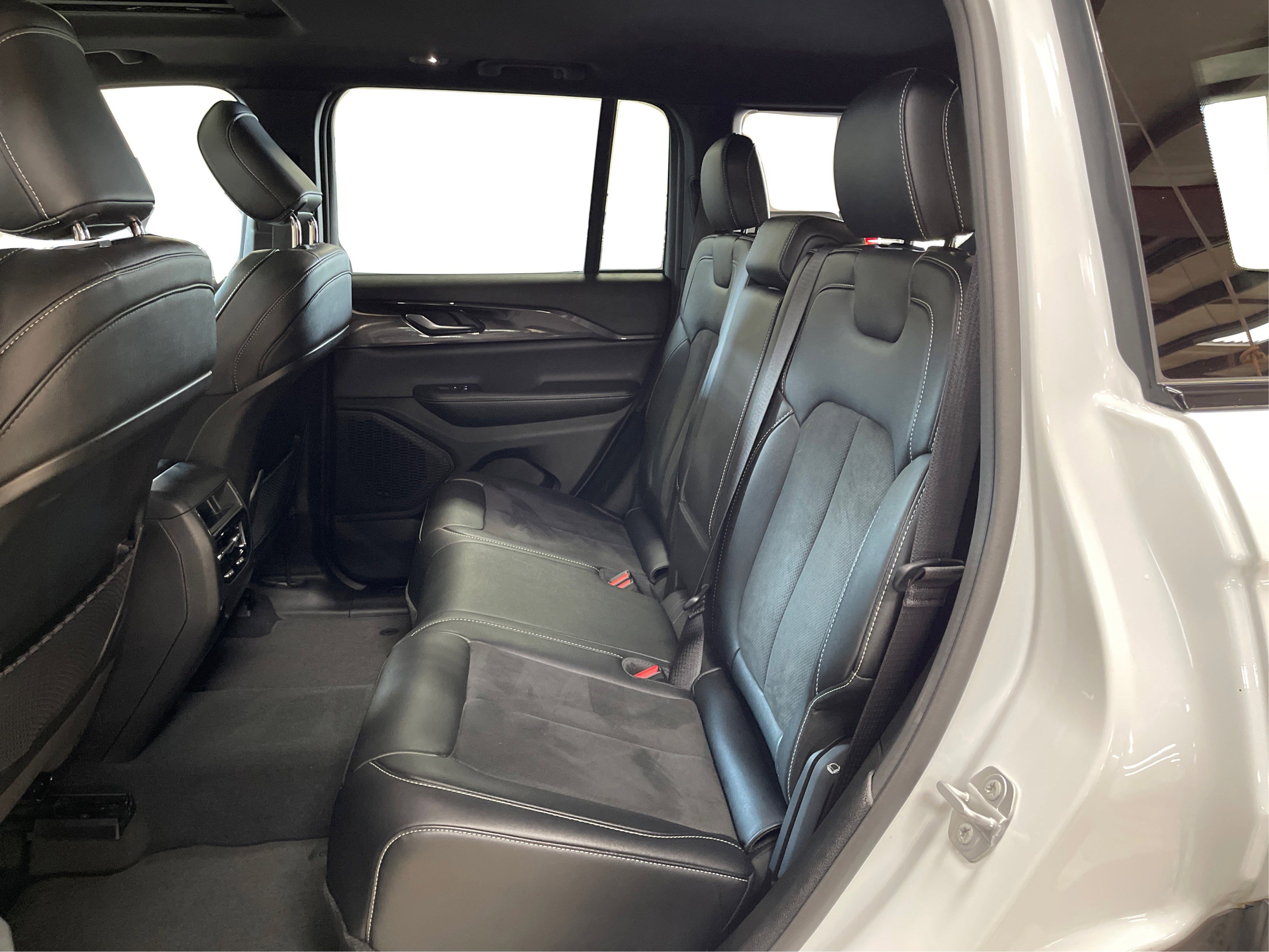 2023 Jeep Grand Cherokee Altitude photo 13