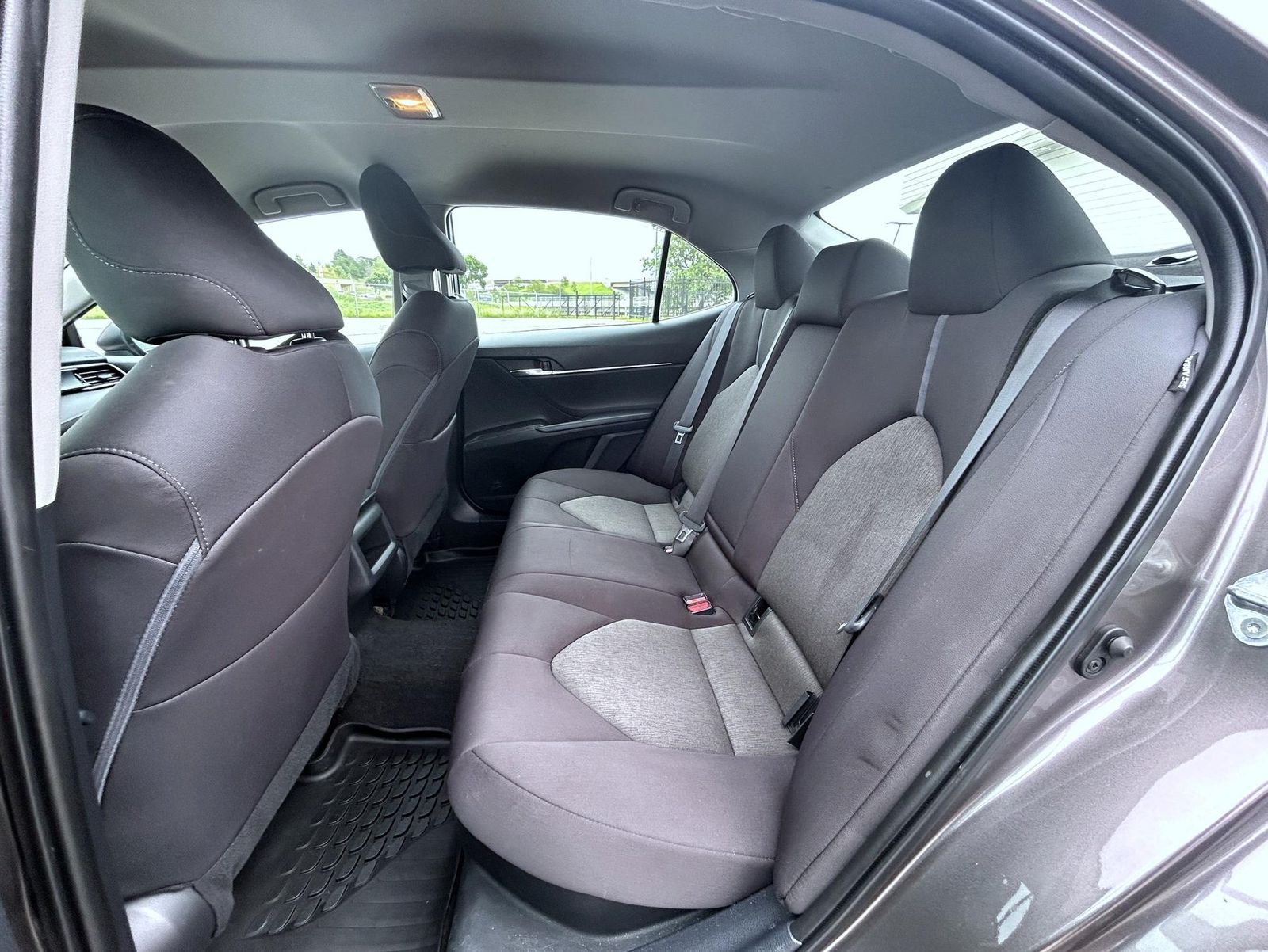 2022 Toyota Camry Hybrid LE photo 16