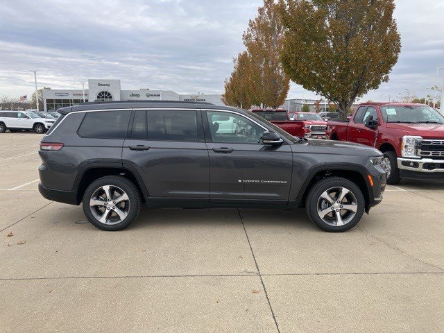 2025 Jeep Grand Cherokee Limited photo 3
