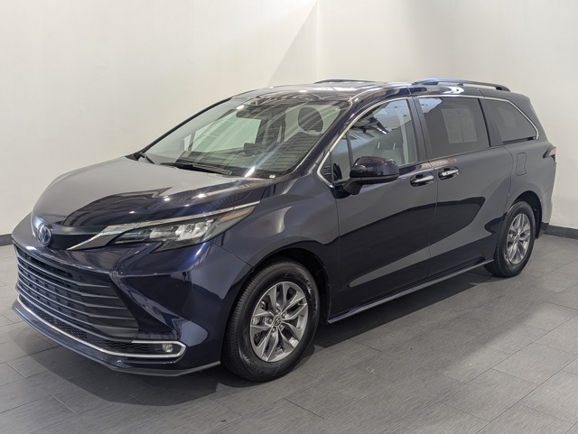 2024 Toyota Sienna XLE photo 2