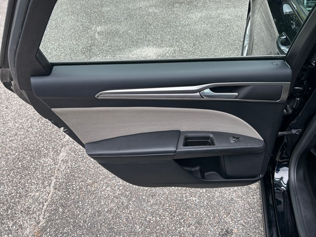 2017 Ford Fusion SE photo 16