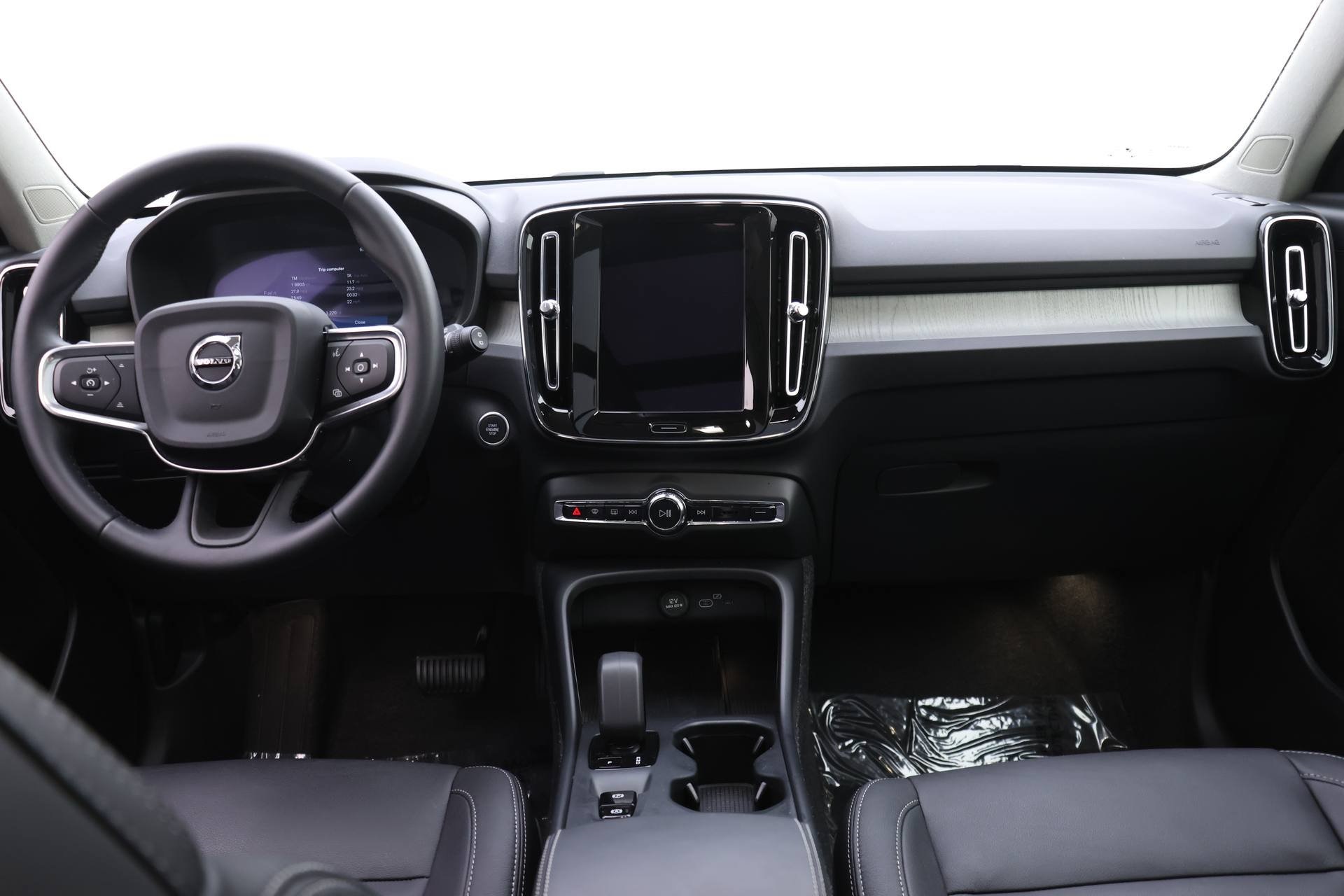 2025 Volvo XC40 Core photo 3