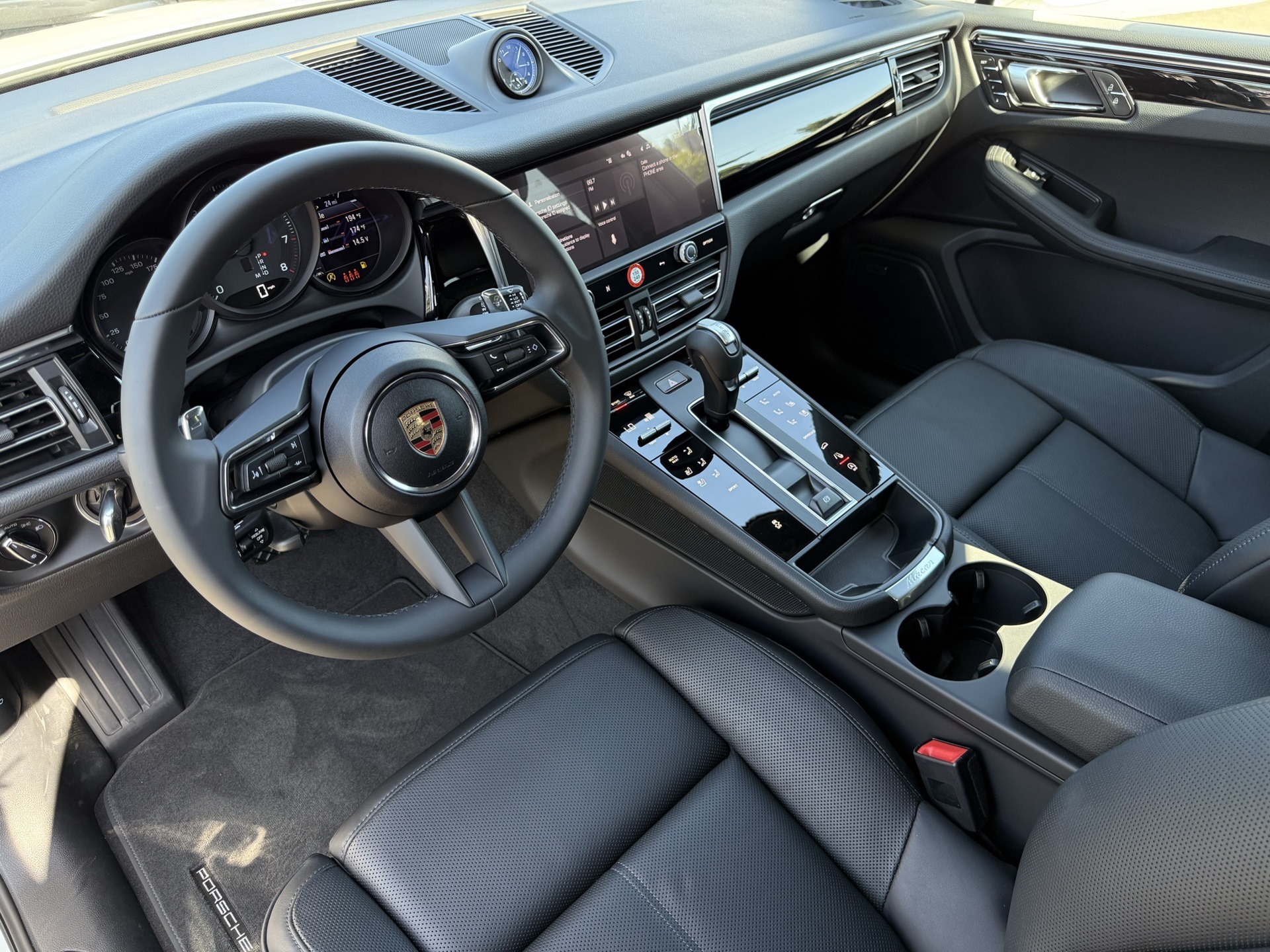 2025 Porsche Macan T photo 4