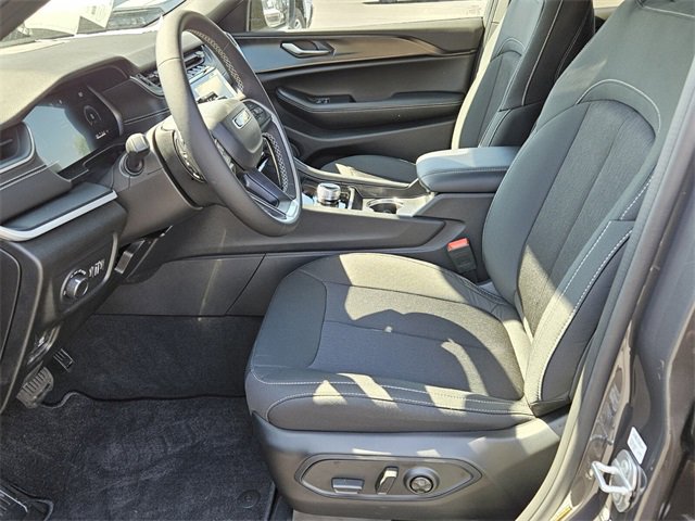 2025 Jeep Grand Cherokee Laredo photo 4