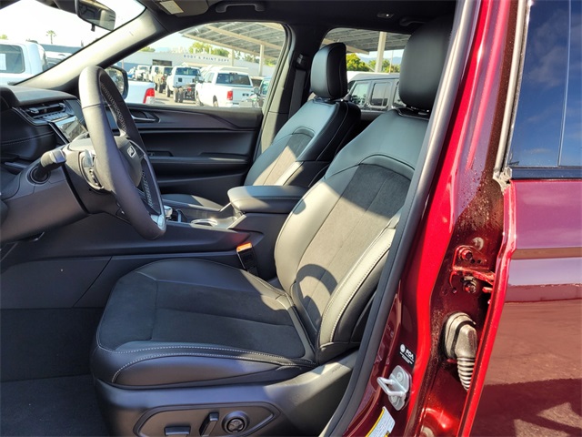 2025 Jeep Grand Cherokee Altitude photo 8