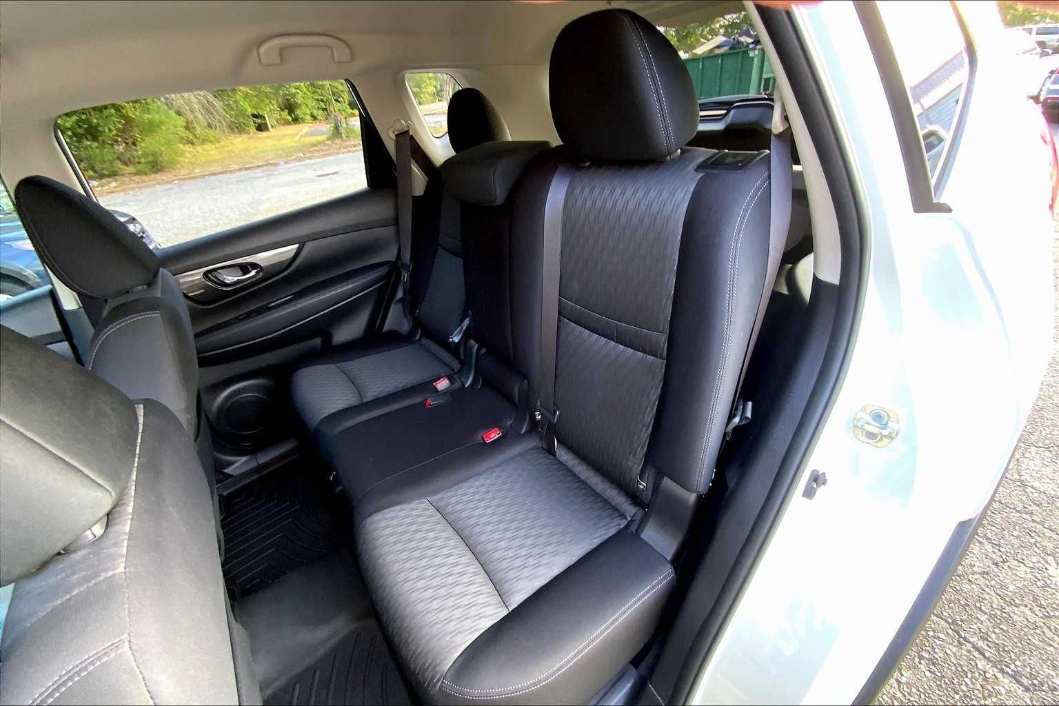 2020 Nissan Rogue SV photo 18