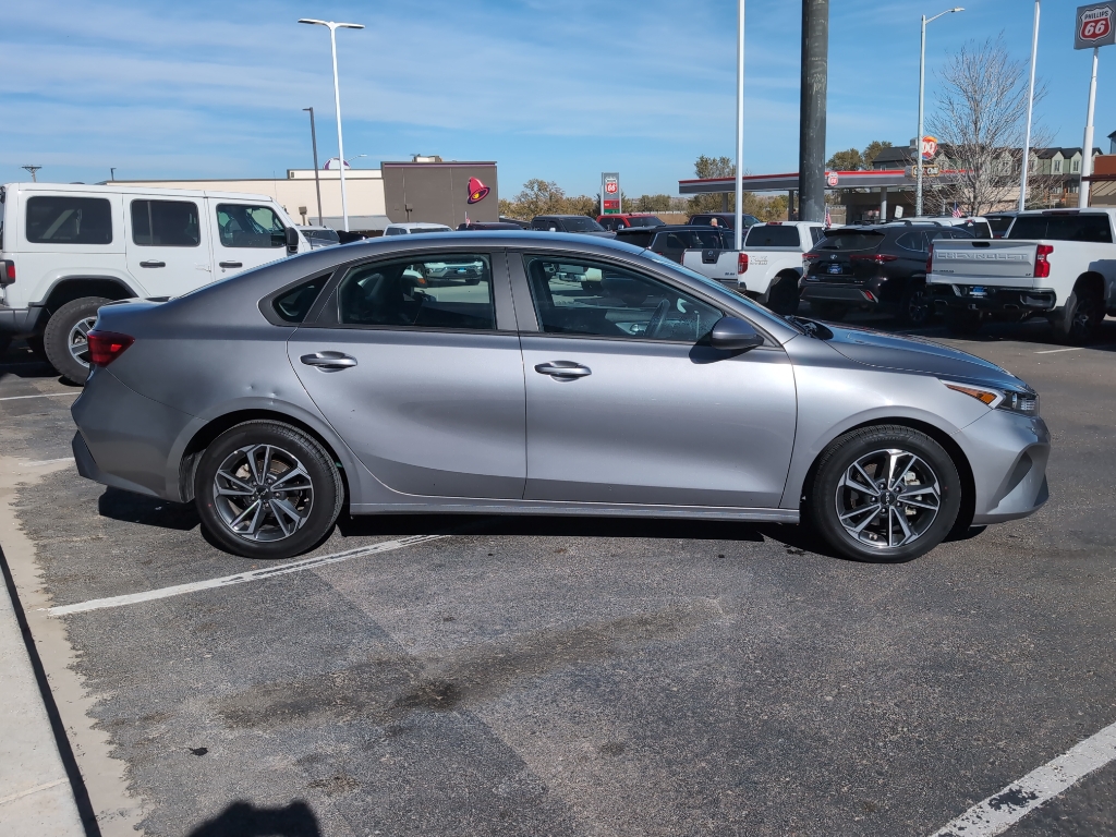 2023 Kia Forte LXS photo 4