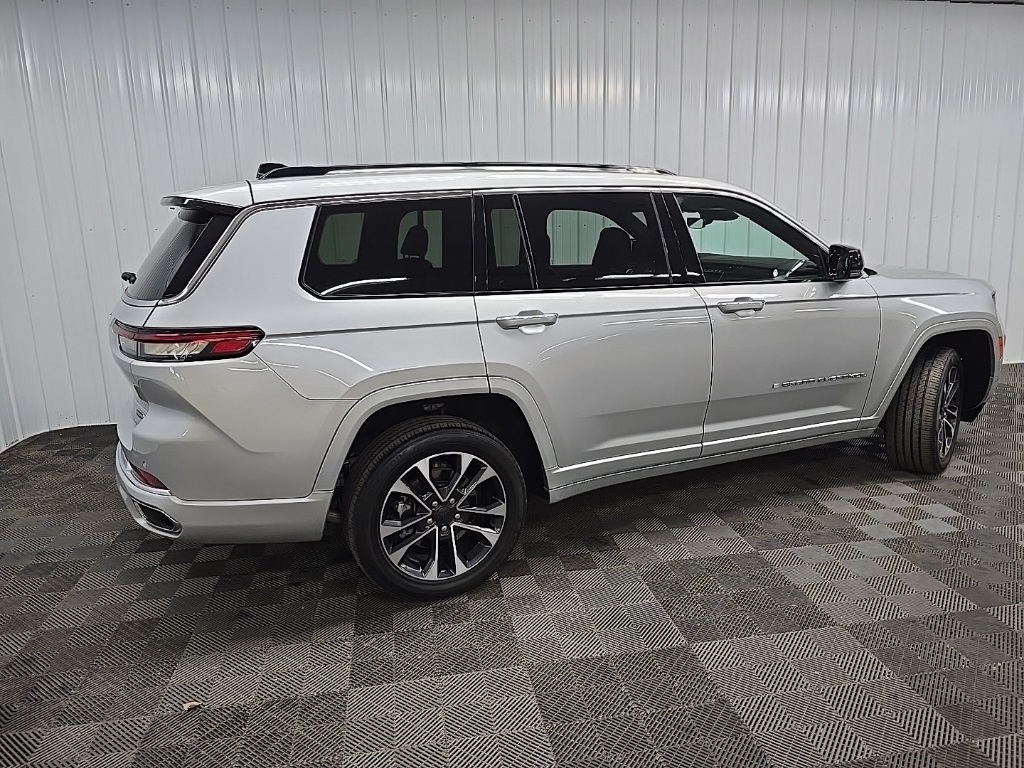 2023 Jeep Grand Cherokee Overland photo 3