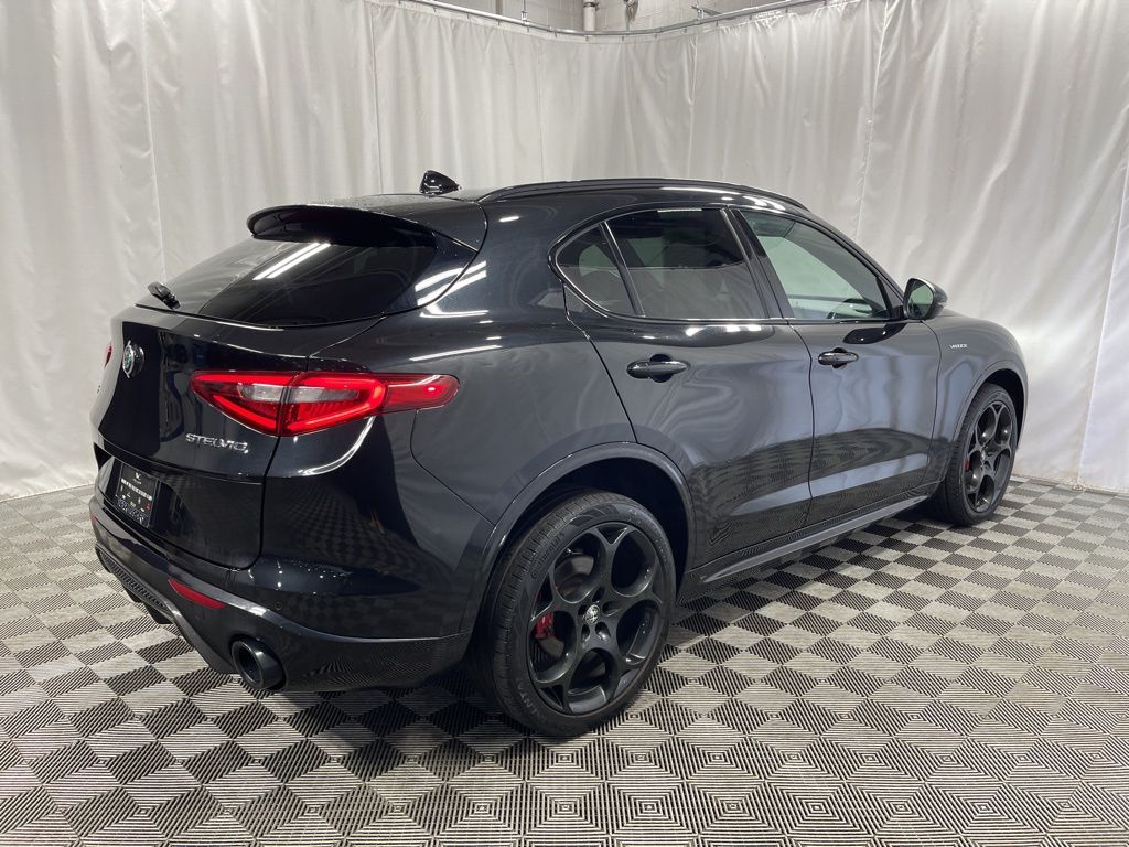2022 Alfa Romeo Stelvio Ti Sport photo 3