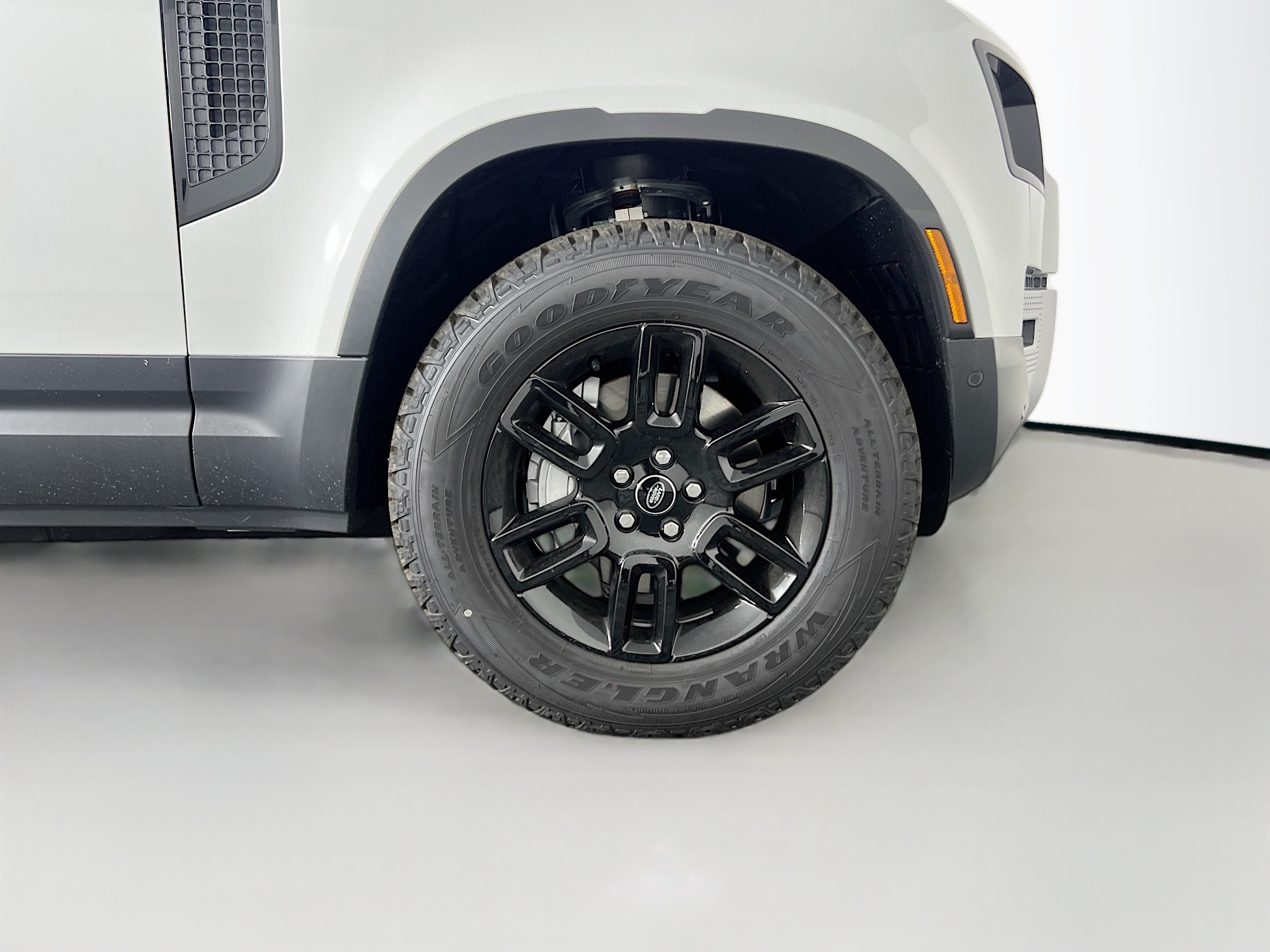 2025 Land Rover Defender 110 S photo 5