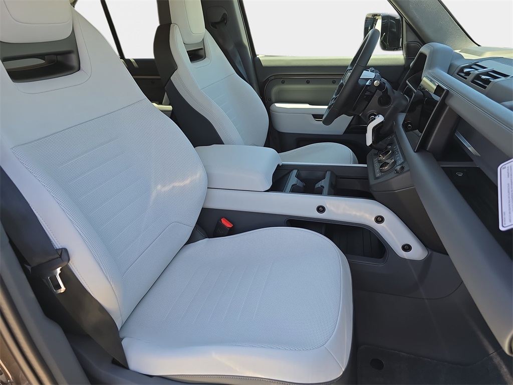 2025 Land Rover Defender 110 V8 photo 10