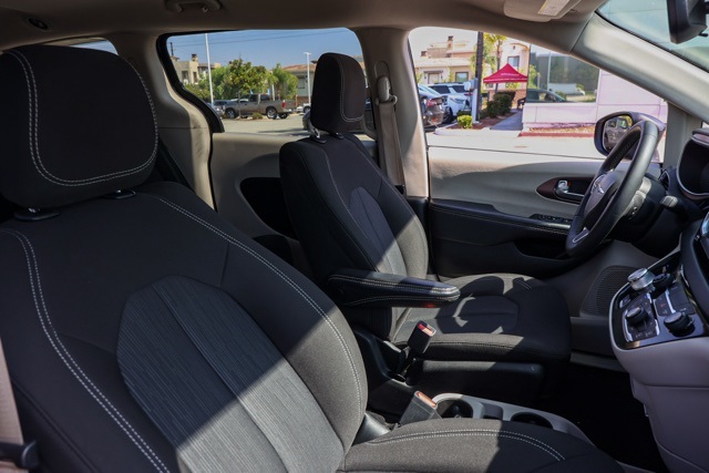 2023 Chrysler Voyager LX photo 18