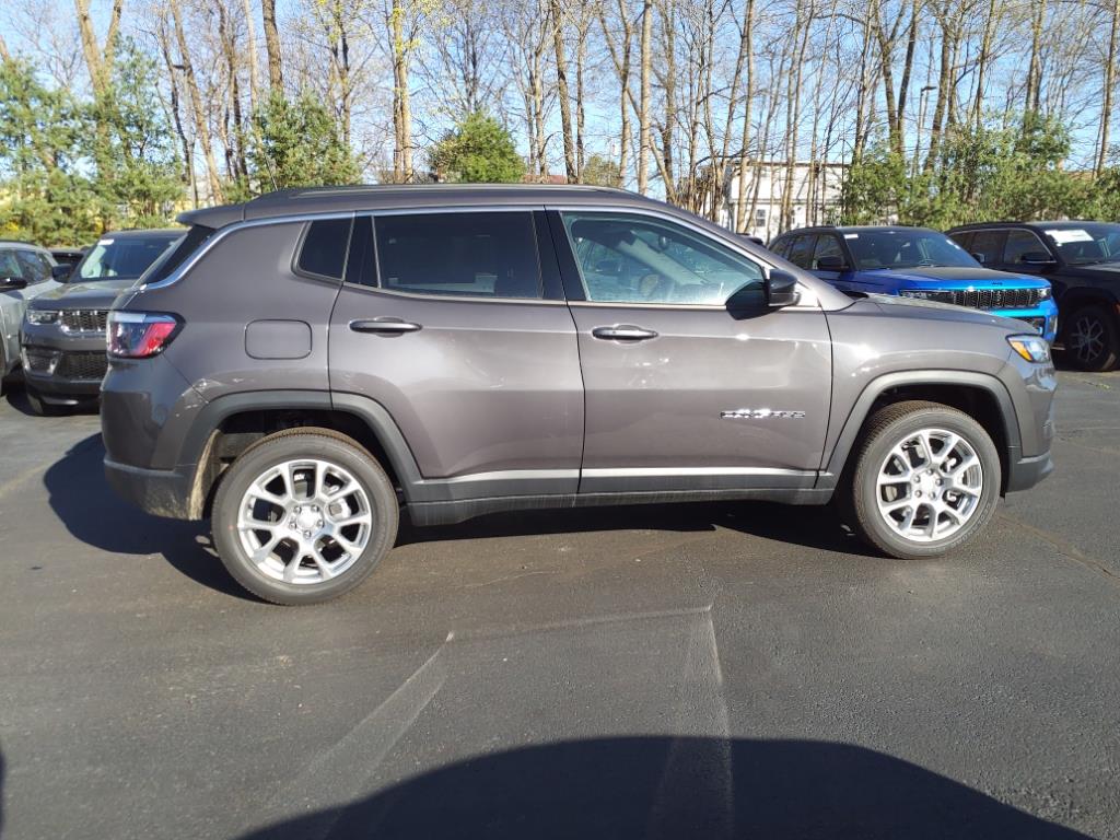 2024 Jeep Compass Latitude Lux photo 7