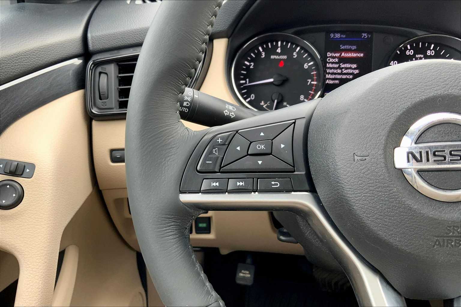 2018 Nissan Rogue SV photo 21