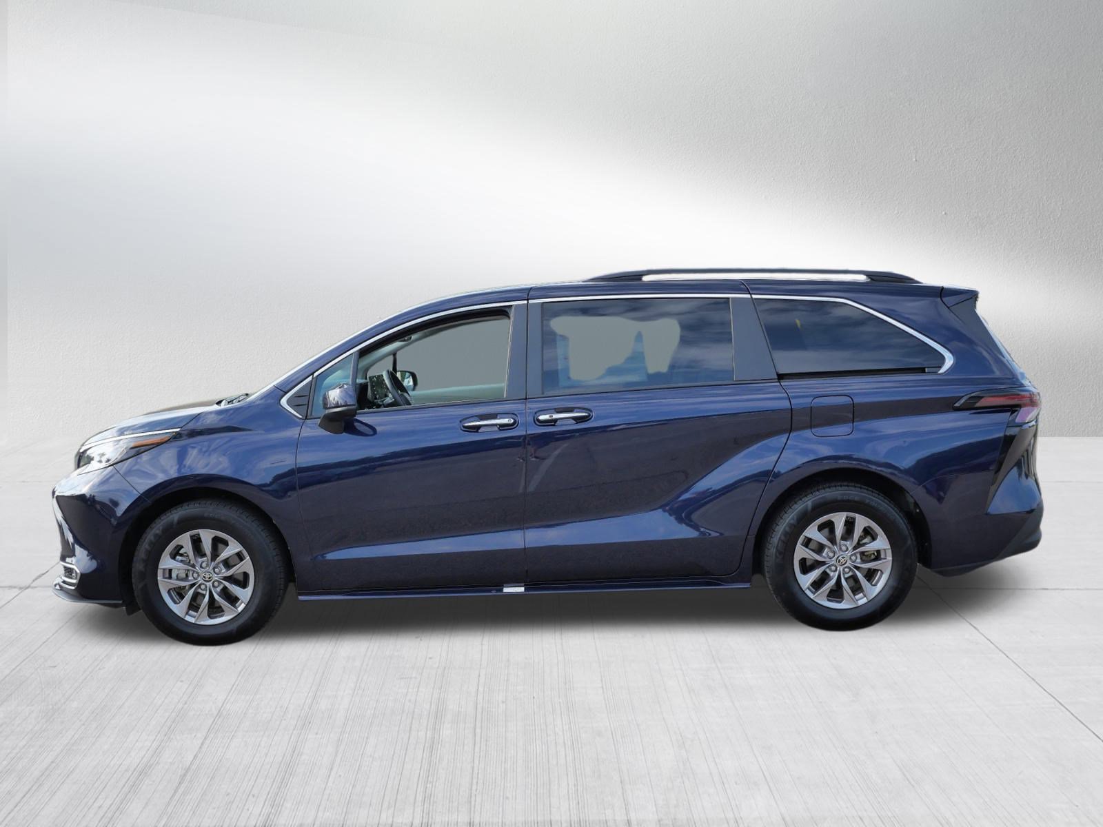2023 Toyota Sienna XLE photo 2
