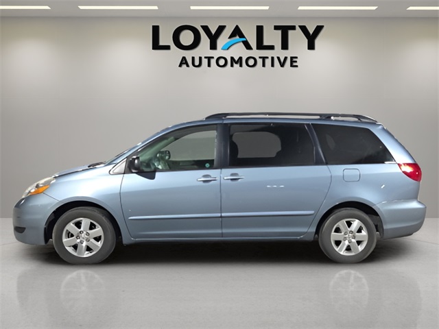 2010 Toyota Sienna LE photo 2